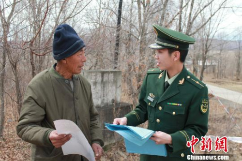黑龙江饶河县发现成年雄性东北虎踪迹 脚印长13厘米 边防部门提供 摄