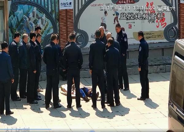 就在3月27号至4月1号，五九七农场居民孙某某等五人多次在总局机关门前滞留，缠访闹访，多次强闯总局机关办公大楼，对值班保安进行推搡并大喊大叫，孙某某等人的行为严重扰乱了总局机关的办公秩序，为此红兴隆农垦公安局依法对其进行了处理。