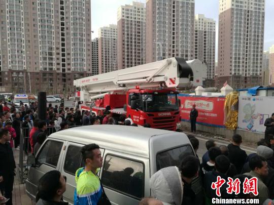 图为呼和浩特市高楼着火,浓烟滚滚。 张林虎 摄