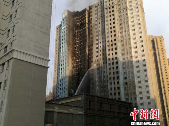 图为呼和浩特市高楼着火,浓烟滚滚。 张林虎 摄
