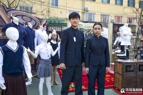组图:各式校服集体亮相 喜欢啥样的学生自己定