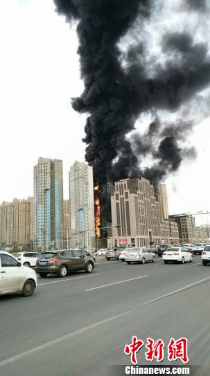 图为呼和浩特市高楼着火,浓烟滚滚。 张林虎 摄
