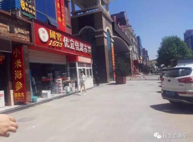 昨天深夜11点多，在济南街头，一位20多岁的女子被一名男子连捅十几刀，倒在了血泊里，同行的男同事也身中数刀，浑身是血。