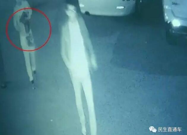 女子同行的朋友尝试救人，其中一名男同事也惨遭毒手，被捅了数刀。事发后周围市民迅速报警，还拨打了120急救电话。