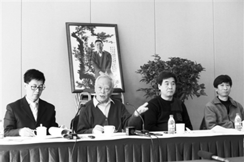 2013年3月，季羡林之子季承(左二)在媒体通气会上。浦峰 摄 新京报